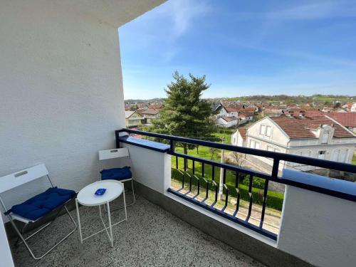 een balkon met 2 stoelen en een tafel en uitzicht bij Apartman MS in Bosanska Dubica