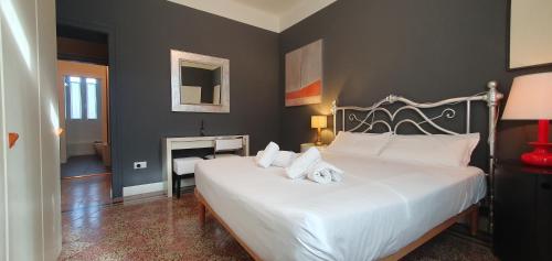 um quarto com uma cama grande e almofadas brancas em BnButler - Aselli, 14 - Comodo e Luminoso em Milão