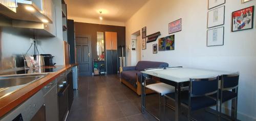 uma cozinha e sala de estar com uma mesa e um sofá em BnButler - Aselli, 14 - Comodo e Luminoso em Milão