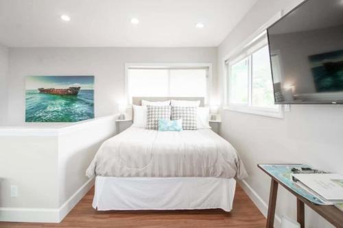 Cama o camas de una habitación en Ko'olau Escape on Kaneohe Bay Private Guest Suite with Full Kitchen & AC