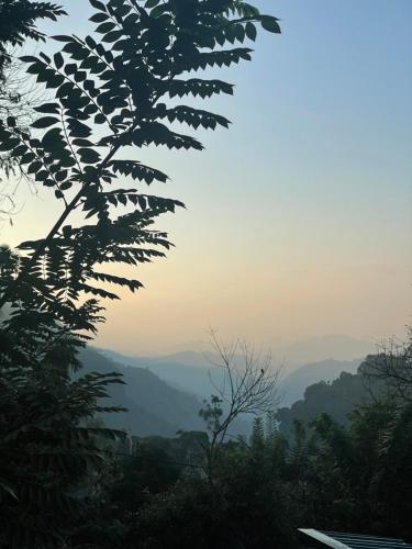a view of a valley with mountains in the distance at Country Homes in Ella