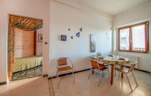 una camera da letto con tavolo e sedie di Tempio Pausania Solar private apartment 30 minutes from the sea - Appartamento solare a 30 minuti dal mare a Tempio Pausania