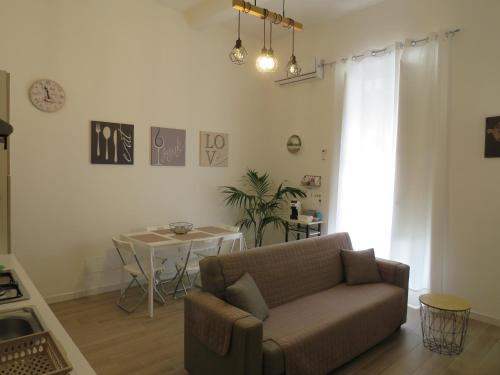 salon z kanapą i stołem w obiekcie TRISOLE Palermo w mieście Palermo