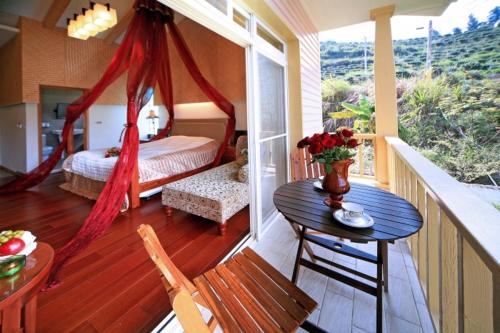 a bedroom with a bed and a table with a table sidx sidx at Dream Forest Villa in Ren'ai