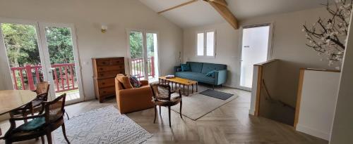 un salon avec un canapé bleu et une table dans l'établissement Biarritz appartement 2 adultes, 2 enfants à proximité immédiate des plages et des commerces, à Biarritz