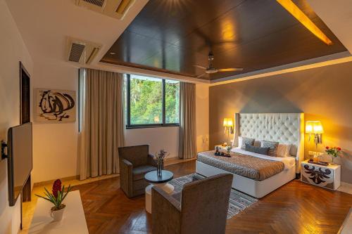 Postel nebo postele na pokoji v ubytování Oceanic Sunsets with River View, Comp Breakfast & Infinity Pool at StayVista