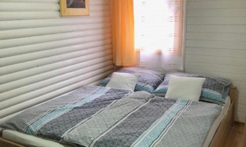 ティサフュレドにあるTiszavirág Panzió és Üdülőközpontの枕2つが備わるドミトリールームのベッド1台分です。