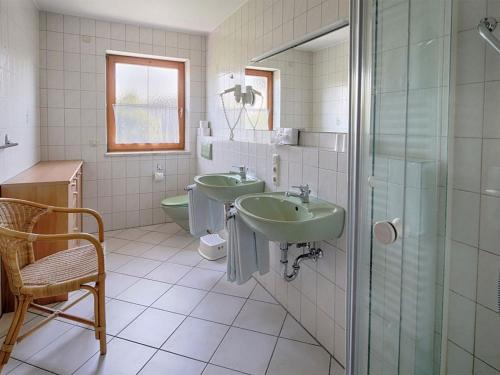 een badkamer met 2 wastafels en een douche bij Ferienwohnungen Rosenstraße in Langenargen