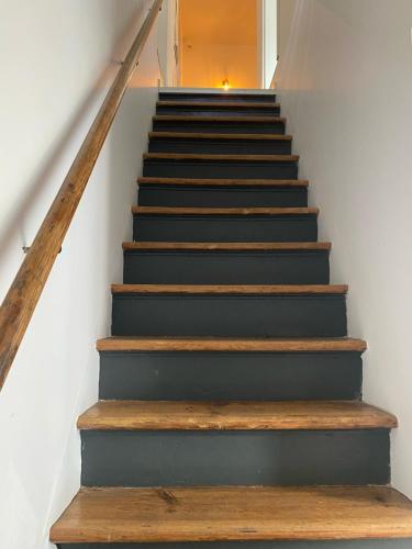 klatka schodowa z niebieskimi schodami i drewnianymi schodami w obiekcie Guest House Stories w mieście Beja