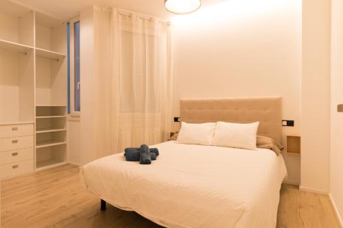 A bed or beds in a room at Moyua Luxe by Staynnapartments