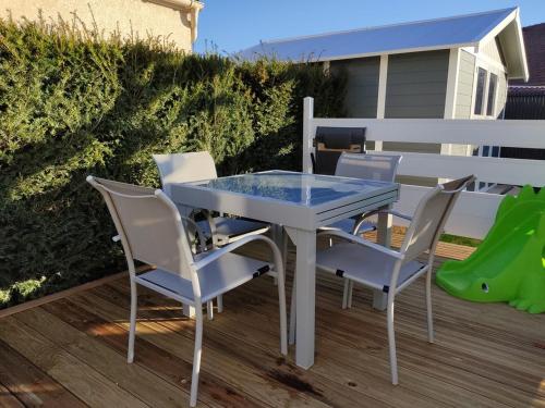 una mesa azul y sillas en una terraza en A la bonne étape, en Sassenay