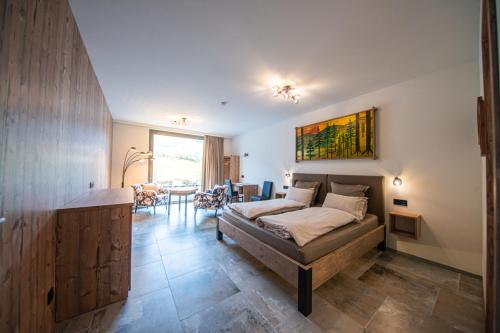 1 Schlafzimmer mit einem Bett und einem Esszimmer in der Unterkunft Villa Valtin in Le Valtin