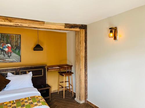 ein Schlafzimmer mit einem Bett und einer gelben Wand in der Unterkunft The Forest Resort - Lweza in Makindye