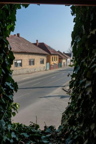 a view of an empty street through a window at Retel Vitez Vendégház in Sárospatak