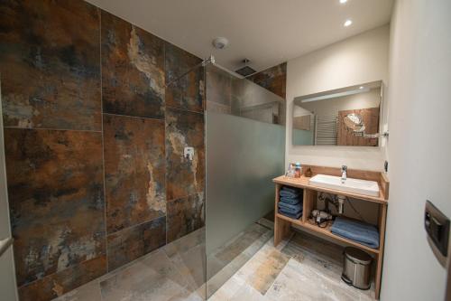 een badkamer met een wastafel en een douche bij Villa Valtin in Le Valtin