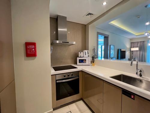 Kuchyň nebo kuchyňský kout v ubytování Luton Vacation Homes - Damac Tower By Paramount - Business Bay, Dubai - 80AB4