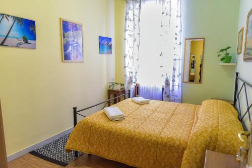 ローマにあるCasa Vacanza Frendy a Romaのベッドルーム1室(黄色い毛布付きのベッド1台付)