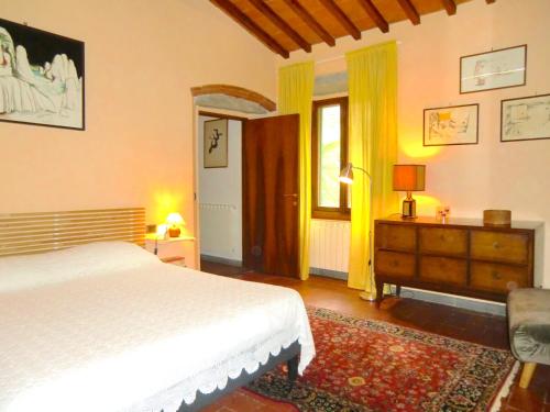 A bed or beds in a room at Ex-mulino Pontevecchio (mill on the river)