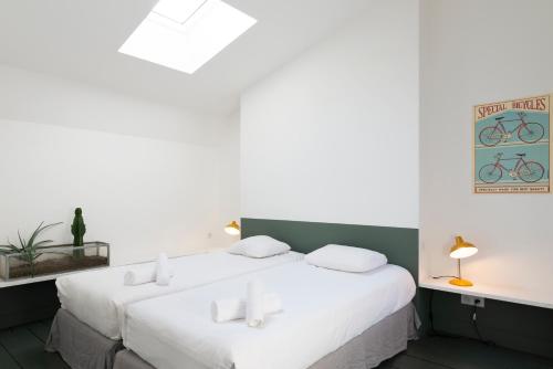 a bedroom with two beds with white sheets at Le Grand Amerval - Joli appartement climatisé in Nancy