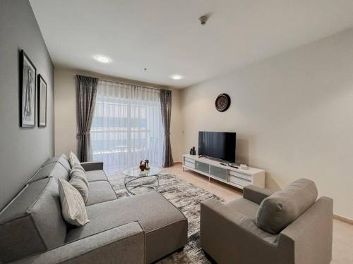 TV a/nebo společenská místnost v ubytování StoneTree - Elite Residence 1 BR - Near Dubai Tram