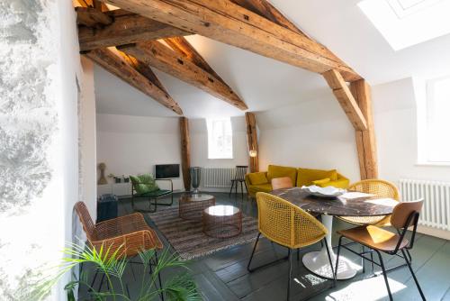 a living room with a table and chairs at Le Grand Amerval - Joli appartement climatisé in Nancy