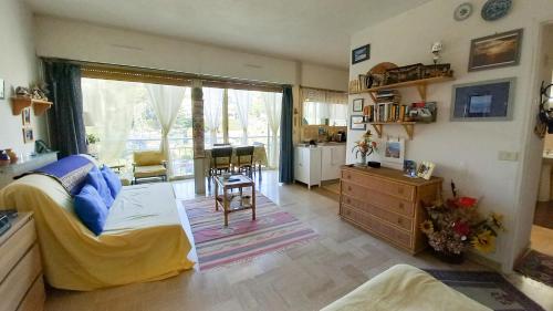 - un salon avec un canapé et une commode dans l'établissement Trident D, à Cannes