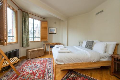Een bed of bedden in een kamer bij Large & Central 2BD Flat - Kensington
