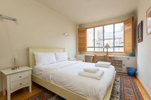 Een bed of bedden in een kamer bij Large & Central 2BD Flat - Kensington
