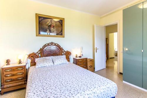 una camera con un letto e una foto appesa al muro di Catalunya Casas Elegant Mountain Villa just 30km to Barcelona a Corbera de Llobregat