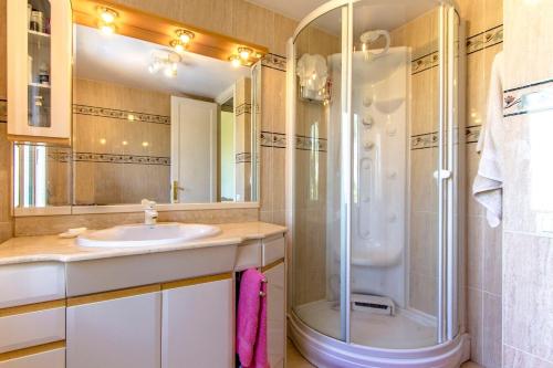 bagno con lavandino e doccia di Catalunya Casas Elegant Mountain Villa just 30km to Barcelona a Corbera de Llobregat