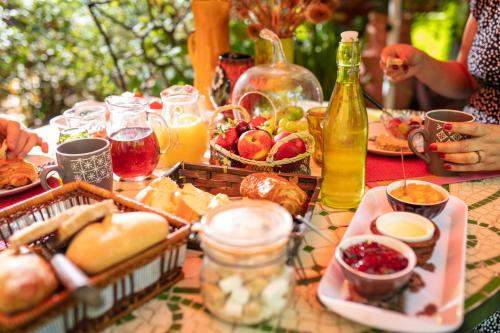 Durfort-et-Saint-Martin-de-SossenacにあるLe Portel des Arnaud Chambres d'Hôtesの食べ物、飲み物、一皿をトッピングしたテーブル