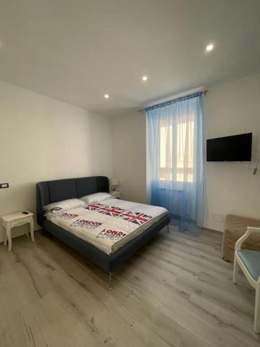 een slaapkamer met een bed en een televisie. bij Appartamento Il cielo in una stanza- Vista Mare! in Nettuno