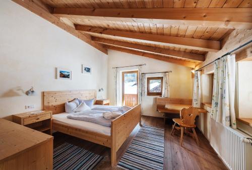 ニーダートハイにあるHotel Gasthof Stuibenfallのベッドルーム(ベッド1台、デスク付)