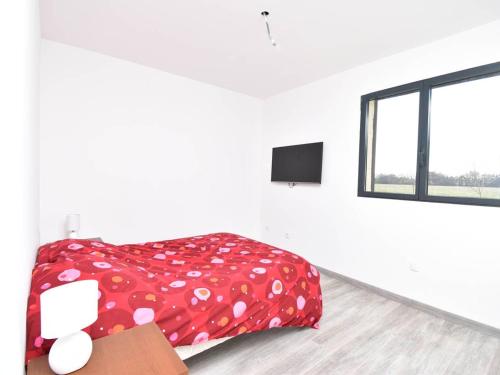 ein weißes Schlafzimmer mit einem roten Bett mit Polka-Punkten in der Unterkunft Maison Le Cailar, 3 pièces, 4 personnes - FR-1-717-21 in Le Cailar