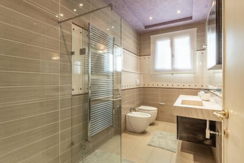 y baño con ducha, aseo y lavamanos. en Casa Fiorita en Cerreto Guidi