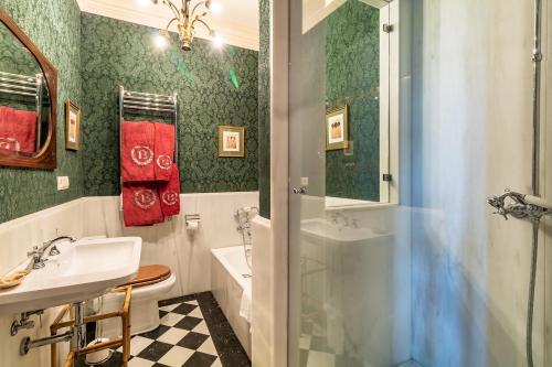 uma casa de banho com um lavatório, um WC e um chuveiro em Pazo de Brandeso & Country Club em Arzúa