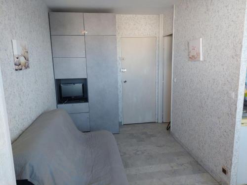 - une petite chambre avec une télévision et une chambre avec une fenêtre. dans l'établissement Studio équipé au port de La Grande-Motte - FR-1-716-24, à La Grande Motte