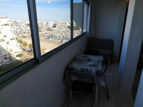 Cette chambre dispose d'une table et offre une vue sur la ville. dans l'établissement Studio équipé au port de La Grande-Motte - FR-1-716-24, à La Grande Motte