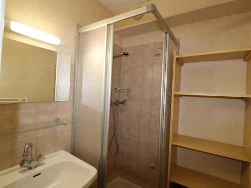ein Bad mit einer Dusche und einem Waschbecken in der Unterkunft Appartement Aussois, 2 pièces, 4 personnes - FR-1-508-289 in Aussois