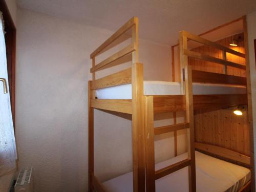 ein paar Etagenbetten in einem Zimmer in der Unterkunft Appartement Aussois, 2 pièces, 4 personnes - FR-1-508-289 in Aussois