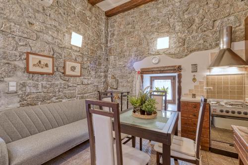 cocina y sala de estar con mesa y sofá en Studio Apartment Rustica Opatija - Happy Rentals, en Matulji