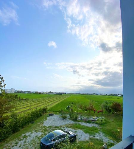 a river with two cars parked in a field at 木木宿宿MUMUsusu-stay只接待成年者一無包棟服務 in Taitung City