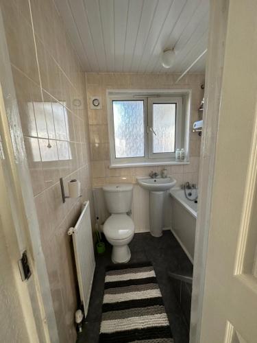 a small bathroom with a toilet and a sink at Spacious Double room for single room in London