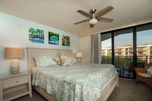 una camera con letto e ventilatore a soffitto di Key West On My Mind a Key West