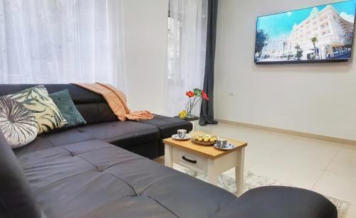 Elegance Suite - "100m from the Beach with Free Parking and Garden"