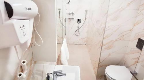 une salle de bains avec douche, toilettes et lavabo dans l'établissement Elegance Suite - "100m from the Beach with Free Parking and Garden", à Opatija