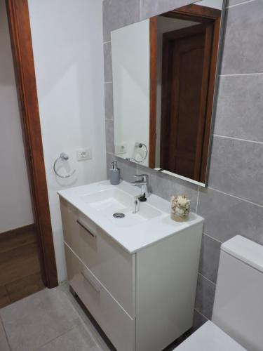 bagno con lavandino bianco e specchio di Arbinfo Casa Rural a Guía de Isora