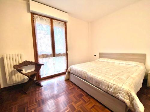 a bedroom with a bed and a window at MPM - Apartment Balzarotti- Rho Fiera 4 pax in Rho