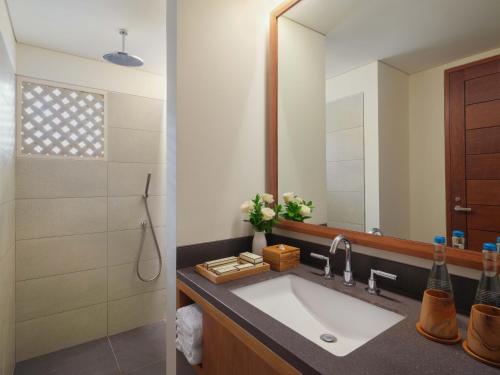 a bathroom with a sink and a mirror at Chesa Canggu in Canggu