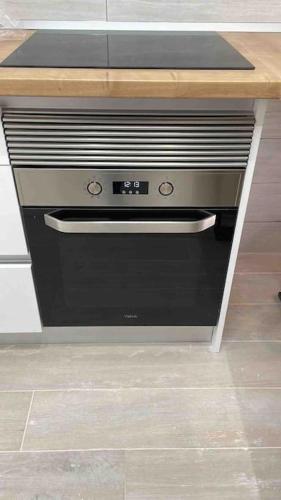 a stove in a kitchen with a counter top at Planta baja moderna y nueva a estrenar en el centro ciudad 2 habitaciones y 2 baños in Elche